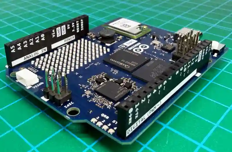 Arduino Uno Q本体外観