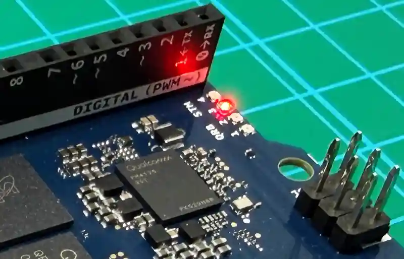 Arduino App LabでLチカ